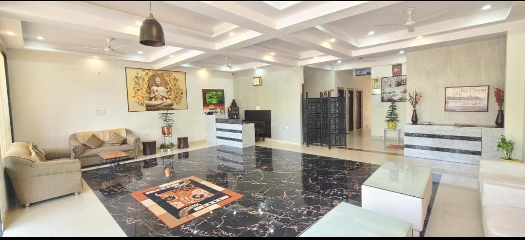 אגרה Taj Classic Agra מראה חיצוני תמונה